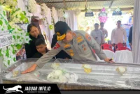 Kapolda Sulut Irjen Pol Roycke Langie saat menyambangi rumah duka Briptu Exel Mamuli di Desa Kakas, Kabupaten Minahasa, Kamis (02/07/26).