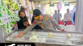 Kapolda Sulut Irjen Pol Roycke Langie saat menyambangi rumah duka Briptu Exel Mamuli di Desa Kakas, Kabupaten Minahasa, Kamis (02/07/26). 