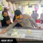 Kapolda Sulut Irjen Pol Roycke Langie saat menyambangi rumah duka Briptu Exel Mamuli di Desa Kakas, Kabupaten Minahasa, Kamis (02/07/26). 