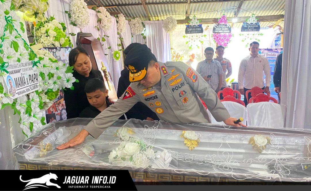Kapolda Sulut Irjen Pol Roycke Langie saat menyambangi rumah duka Briptu Exel Mamuli di Desa Kakas, Kabupaten Minahasa, Kamis (02/07/26). 