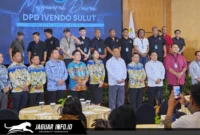 Asisten I Pemprov Sulut Denny Mangala bersama Ketua Umum DPP Ivendo Irvan Mahidin Sukanto, Sekjen DPP Ivendo Evan Saepul Rahman, serta jajaran pengurus DPD Ivendo Sulawesi Utara melakukan foto bersama usai pembukaan Musda II, Kamis (02/07/26).
