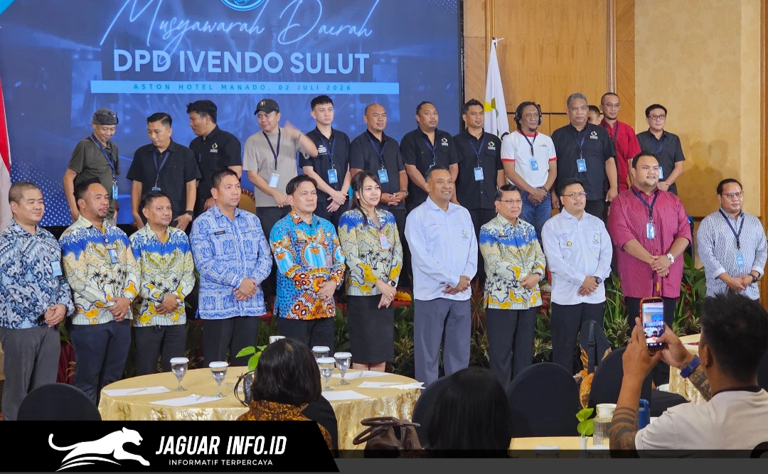 Asisten I Pemprov Sulut Denny Mangala bersama Ketua Umum DPP Ivendo Irvan Mahidin Sukanto, Sekjen DPP Ivendo Evan Saepul Rahman, serta jajaran pengurus DPD Ivendo Sulawesi Utara melakukan foto bersama usai pembukaan Musda II, Kamis (02/07/26).
