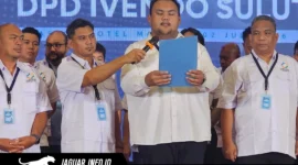 Ketua DPD Ivendo Sulawesi Utara, Bara Prima, saat membacakan ikrar pelantikan didampingi Sekretaris DPD Ivendo Sulut, Ginno Languju, beserta jajaran pengurus lainnya di Hotel Aston Manado, 02/07/26.