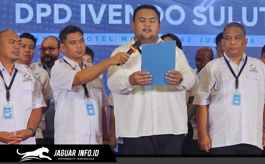 Ketua DPD Ivendo Sulawesi Utara, Bara Prima, saat membacakan ikrar pelantikan didampingi Sekretaris DPD Ivendo Sulut, Ginno Languju, beserta jajaran pengurus lainnya di Hotel Aston Manado, 02/07/26.