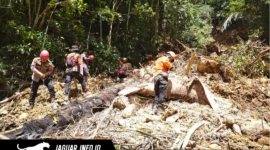 Tim SAR Gabungan melakukan evaluasi akhir dan pelepasan personel di lokasi pencarian Desa Mopait pada hari ketujuh operasi.