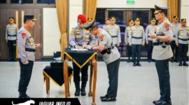 Kapolri memimpin upacara serah terima jabatan enam Kapolda di Rupattama Mabes Polri, Jakarta, Sabtu (04/07/26).