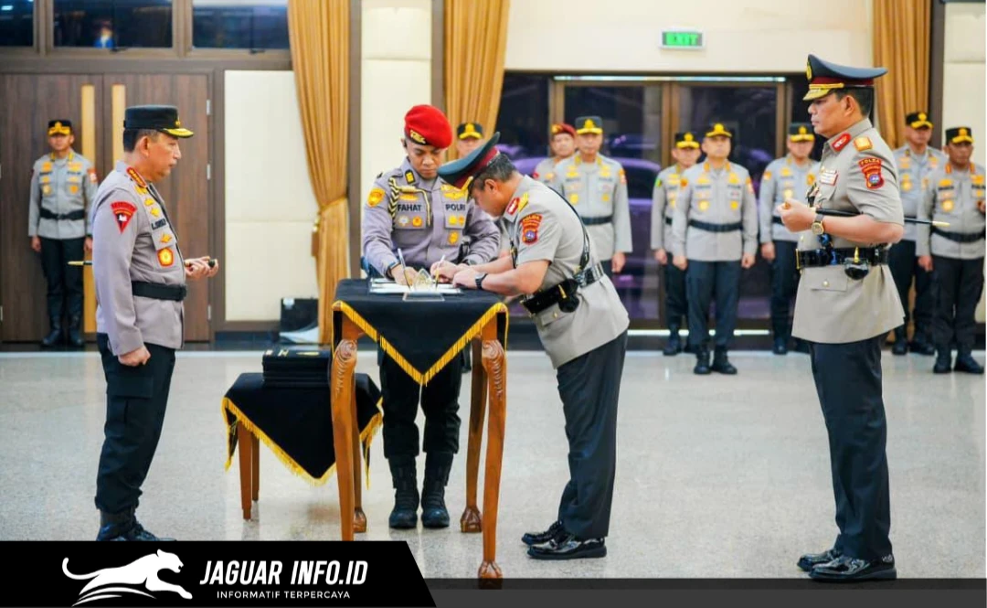 Kapolri memimpin upacara serah terima jabatan enam Kapolda di Rupattama Mabes Polri, Jakarta, Sabtu (04/07/26).