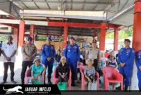 Direktur Polairud Polda Sulut, Kombes Pol Bayuaji Yudha Prajas, bersama jajarannya menyerahkan bantuan kursi roda dan sembako kepada lansia di Kelurahan Papusungan, Kecamatan Lembeh Selatan, 03/06/26.