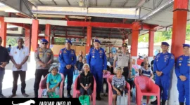 Direktur Polairud Polda Sulut, Kombes Pol Bayuaji Yudha Prajas, bersama jajarannya menyerahkan bantuan kursi roda dan sembako kepada lansia di Kelurahan Papusungan, Kecamatan Lembeh Selatan, 03/06/26.