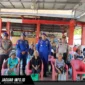 Direktur Polairud Polda Sulut, Kombes Pol Bayuaji Yudha Prajas, bersama jajarannya menyerahkan bantuan kursi roda dan sembako kepada lansia di Kelurahan Papusungan, Kecamatan Lembeh Selatan, 03/06/26.