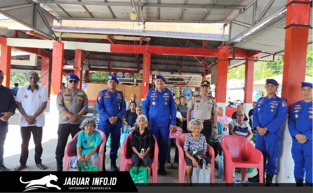 Direktur Polairud Polda Sulut, Kombes Pol Bayuaji Yudha Prajas, bersama jajarannya menyerahkan bantuan kursi roda dan sembako kepada lansia di Kelurahan Papusungan, Kecamatan Lembeh Selatan, 03/06/26.