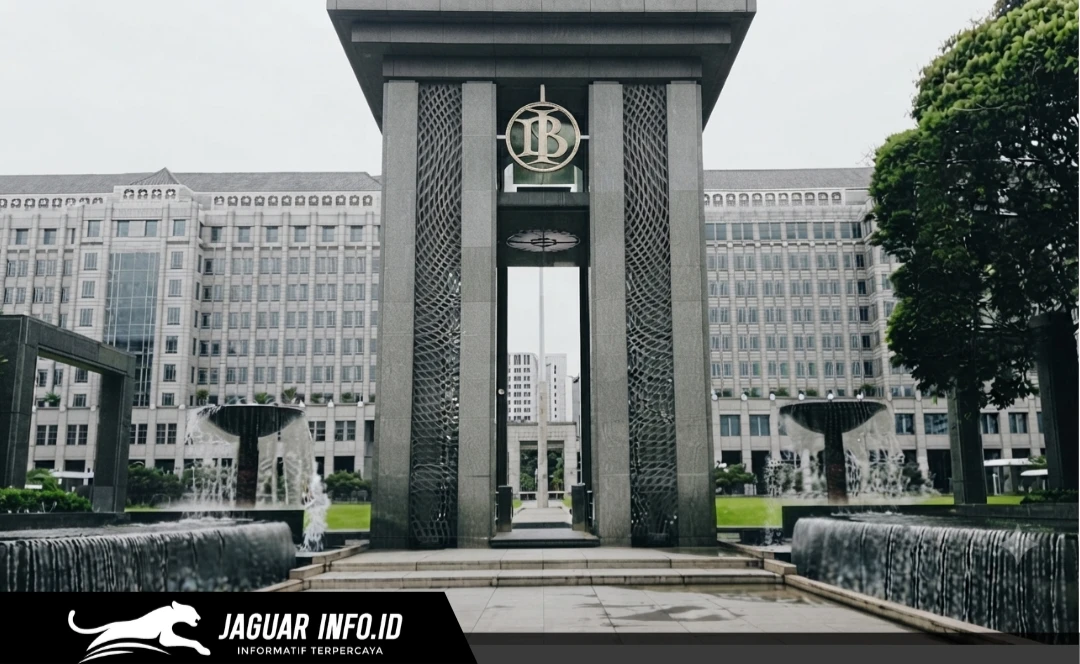 Pusat Sinergi Kebijakan: Gedung Bank Indonesia di Jakarta menjadi pusat koordinasi kebijakan moneter untuk menjaga stabilitas harga nasional. Melalui penguatan koordinasi antara Bank Indonesia dan pemerintah, pengendalian inflasi terus dioptimalkan agar tetap berada dalam rentang target yang telah ditetapkan