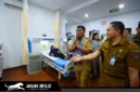 Gubernur Sulawesi Utara Yulius Selvanus Komaling didampingi Direktur RSMN Bitung, Dr. dr. Nicolas Chally Tirayoh, M.Kes, FISQua, meninjau langsung fasilitas unit layanan cuci darah sesaat setelah peresmian, Senin 06/07/26.