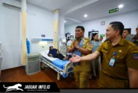 Gubernur Sulawesi Utara Yulius Selvanus Komaling didampingi Direktur RSMN Bitung, Dr. dr. Nicolas Chally Tirayoh, M.Kes, FISQua, meninjau langsung fasilitas unit layanan cuci darah sesaat setelah peresmian, Senin 06/07/26.