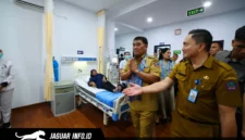 Gubernur Sulawesi Utara Yulius Selvanus Komaling didampingi Direktur RSMN Bitung, Dr. dr. Nicolas Chally Tirayoh, M.Kes, FISQua, meninjau langsung fasilitas unit layanan cuci darah sesaat setelah peresmian, Senin 06/07/26.