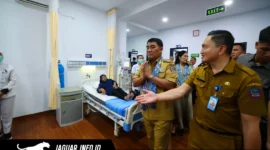 Gubernur Sulawesi Utara Yulius Selvanus Komaling didampingi Direktur RSMN Bitung, Dr. dr. Nicolas Chally Tirayoh, M.Kes, FISQua, meninjau langsung fasilitas unit layanan cuci darah sesaat setelah peresmian, Senin 06/07/26.
