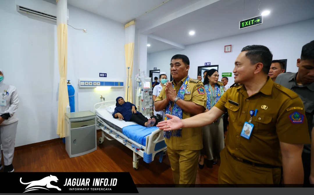 Gubernur Sulawesi Utara Yulius Selvanus Komaling didampingi Direktur RSMN Bitung, Dr. dr. Nicolas Chally Tirayoh, M.Kes, FISQua, meninjau langsung fasilitas unit layanan cuci darah sesaat setelah peresmian, Senin 06/07/26.