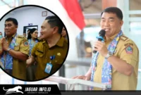 Direktur RS Manembo-nembo Bitung, Dr dr. Nicolas Chally Tirayoh, M.Kes., FISQua, saat mendampingi Gubernur Sulut Yulius Selvanus Komaling dalam peresmian Unit Pelayanan Dialisis, Senin 06/07/26.