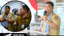 Direktur RS Manembo-nembo Bitung, Dr dr. Nicolas Chally Tirayoh, M.Kes., FISQua, saat mendampingi Gubernur Sulut Yulius Selvanus Komaling dalam peresmian Unit Pelayanan Dialisis, Senin 06/07/26.