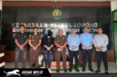 Tersangka berinisial R.A.T saat menjalani proses pemeriksaan administrasi di kantor Kejaksaan Negeri Tomohon terkait kasus dugaan tindak pidana fidusia.