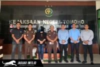 Tersangka berinisial R.A.T saat menjalani proses pemeriksaan administrasi di kantor Kejaksaan Negeri Tomohon terkait kasus dugaan tindak pidana fidusia.