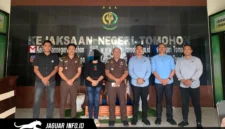 Tersangka berinisial R.A.T saat menjalani proses pemeriksaan administrasi di kantor Kejaksaan Negeri Tomohon terkait kasus dugaan tindak pidana fidusia.