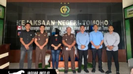 Tersangka berinisial R.A.T saat menjalani proses pemeriksaan administrasi di kantor Kejaksaan Negeri Tomohon terkait kasus dugaan tindak pidana fidusia.