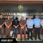 Tersangka berinisial R.A.T saat menjalani proses pemeriksaan administrasi di kantor Kejaksaan Negeri Tomohon terkait kasus dugaan tindak pidana fidusia.