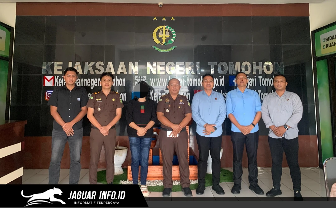 Tersangka berinisial R.A.T saat menjalani proses pemeriksaan administrasi di kantor Kejaksaan Negeri Tomohon terkait kasus dugaan tindak pidana fidusia.
