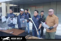 Tim Resmob Polda Sulut menunjukkan barang bukti senjata tajam beserta alat produksi hasil sitaan dari pelaku berinisial IM di Mapolda Sulut, 07/07/26.