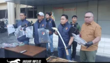 Tim Resmob Polda Sulut menunjukkan barang bukti senjata tajam beserta alat produksi hasil sitaan dari pelaku berinisial IM di Mapolda Sulut, 07/07/26.