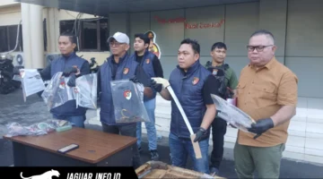 Tim Resmob Polda Sulut menunjukkan barang bukti senjata tajam beserta alat produksi hasil sitaan dari pelaku berinisial IM di Mapolda Sulut, 07/07/26.