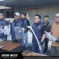 Tim Resmob Polda Sulut menunjukkan barang bukti senjata tajam beserta alat produksi hasil sitaan dari pelaku berinisial IM di Mapolda Sulut, 07/07/26.