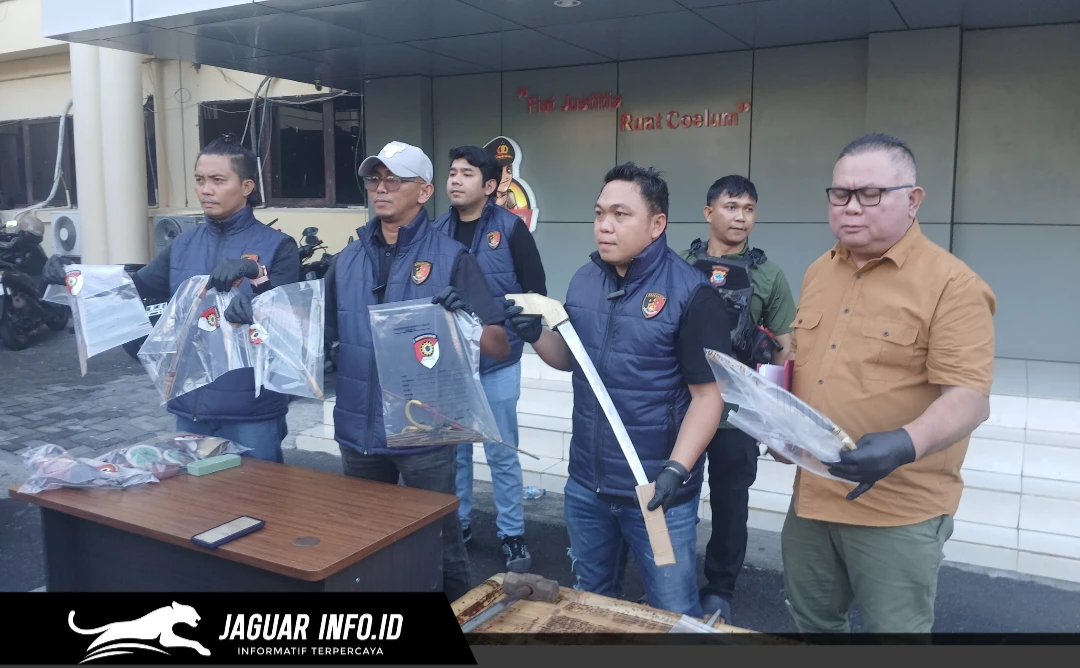 Tim Resmob Polda Sulut menunjukkan barang bukti senjata tajam beserta alat produksi hasil sitaan dari pelaku berinisial IM di Mapolda Sulut, 07/07/26.