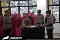 Kapolda Sulut Irjen Pol Roycke Harry Langie memimpin upacara Sertijab PJU dan Kapolres jajaran di Aula Presisi Polda Sulut, 08/07/26.