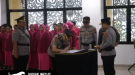 Kapolda Sulut Irjen Pol Roycke Harry Langie memimpin upacara Sertijab PJU dan Kapolres jajaran di Aula Presisi Polda Sulut, 08/07/26.