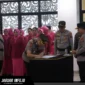 Kapolda Sulut Irjen Pol Roycke Harry Langie memimpin upacara Sertijab PJU dan Kapolres jajaran di Aula Presisi Polda Sulut, 08/07/26.