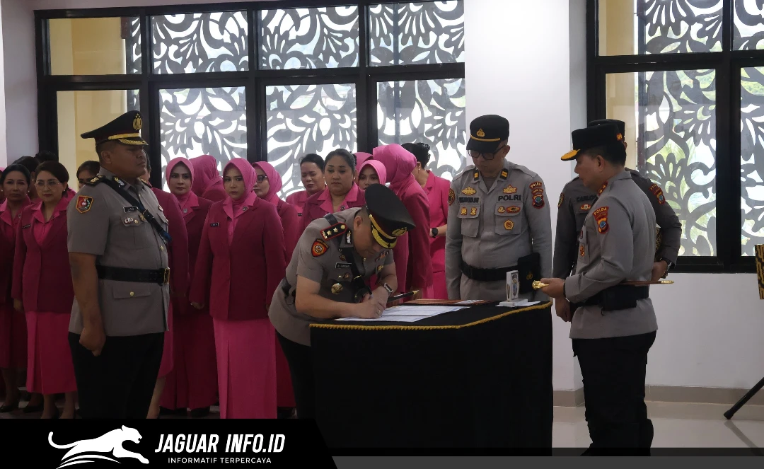 Kapolda Sulut Irjen Pol Roycke Harry Langie memimpin upacara Sertijab PJU dan Kapolres jajaran di Aula Presisi Polda Sulut, 08/07/26.