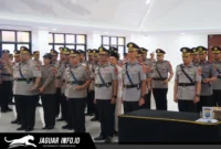 Jajaran Kapolresta dan Kapolres baru berdiri bersiap mengikuti prosesi pelantikan saat upacara sertijab di Aula Presisi Polda Sulut, 08/07/26.