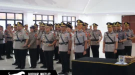Jajaran Kapolresta dan Kapolres baru berdiri bersiap mengikuti prosesi pelantikan saat upacara sertijab di Aula Presisi Polda Sulut, 08/07/26.