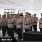 Jajaran Kapolresta dan Kapolres baru berdiri bersiap mengikuti prosesi pelantikan saat upacara sertijab di Aula Presisi Polda Sulut, 08/07/26.