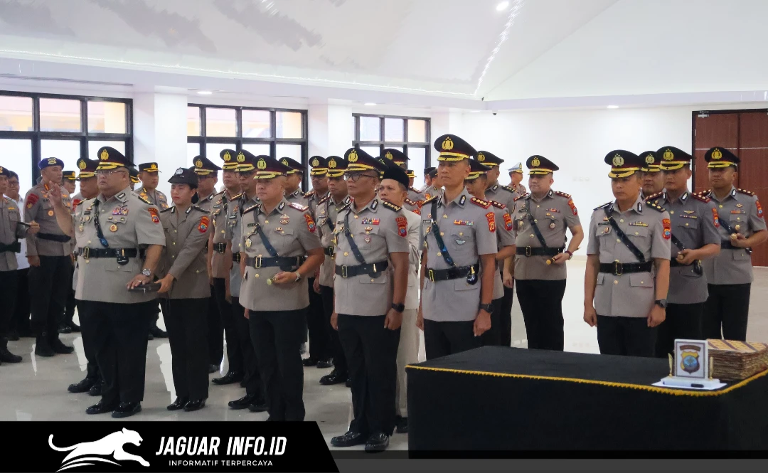 Jajaran Kapolresta dan Kapolres baru berdiri bersiap mengikuti prosesi pelantikan saat upacara sertijab di Aula Presisi Polda Sulut, 08/07/26.