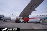 Petugas AFT Hasanuddin melakukan pengisian Avtur ke pesawat haji sebagai bagian dari komitmen layanan energi yang aman dan tepat waktu selama Satgas Hajj Flight 2026.