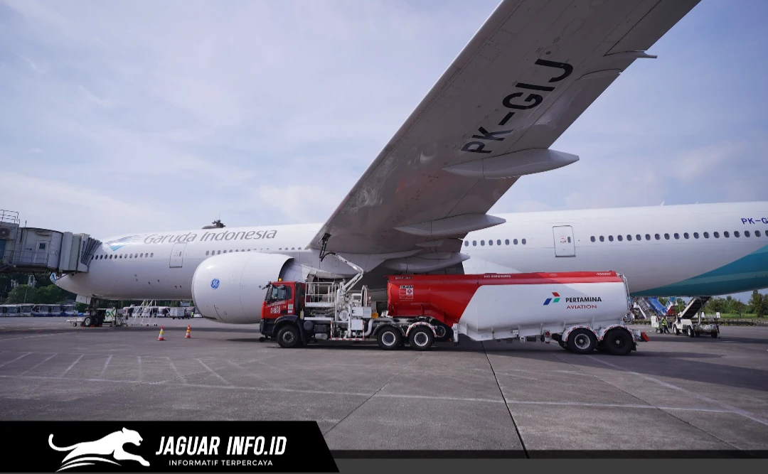 Petugas AFT Hasanuddin melakukan pengisian Avtur ke pesawat haji sebagai bagian dari komitmen layanan energi yang aman dan tepat waktu selama Satgas Hajj Flight 2026.