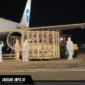Petugas Karantina Sulut melakukan pengecekan kesehatan terhadap bibit babi impor setibanya di Bandara Sam Ratulangi, Manado.