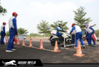 Peserta Safety Riding Camp 2026 saat mengikuti pelatihan praktik keselamatan berkendara di fasilitas Astra Honda Motor, Deltamas, Bekasi.