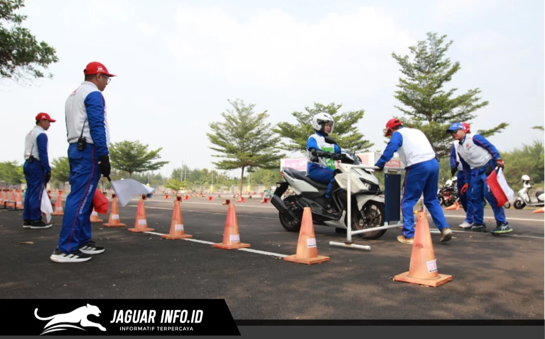 Peserta Safety Riding Camp 2026 saat mengikuti pelatihan praktik keselamatan berkendara di fasilitas Astra Honda Motor, Deltamas, Bekasi.