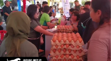 Warga antusias memadati lokasi Gerakan Pangan Murah di Malalayang Beach Walk untuk membeli kebutuhan pokok dengan harga terjangkau dalam rangka HUT ke-403 Kota Manado.