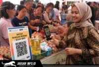 Gambar Ilustrasi, warga mencoba sistem digitalisasi pembayaran melalui pindai barcode saat mengikuti Gerakan Pangan Murah di Malalayang Beach Walk, Manado.