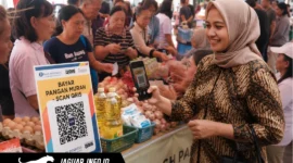 Gambar Ilustrasi, warga mencoba sistem digitalisasi pembayaran melalui pindai barcode saat mengikuti Gerakan Pangan Murah di Malalayang Beach Walk, Manado.